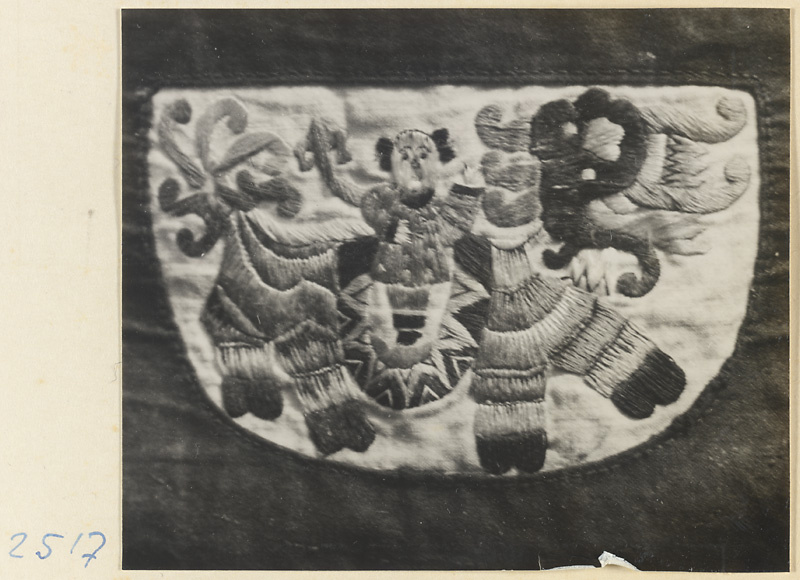 vischina's tweet photo. Embroidered purse from a village on the Shandong coast with design showing a human figure mounted on a dragon, Shandong
Morrison, Hedda Collection
Hv32-012
https://t.co/6yCB4lAvPz
#shandong #dragon #yearofdragon #chinesehistory #chineseart #historyphoto #山東 #龍年 https://t.co/lnb7aPrssw