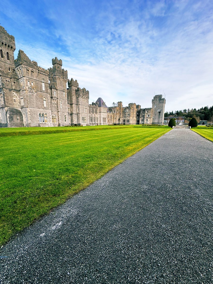 Amazing day at the Falconry School <a href="/ashfordcastle/">Ashford Castle</a> #hawkwalk 🦅🏰☘️❤️