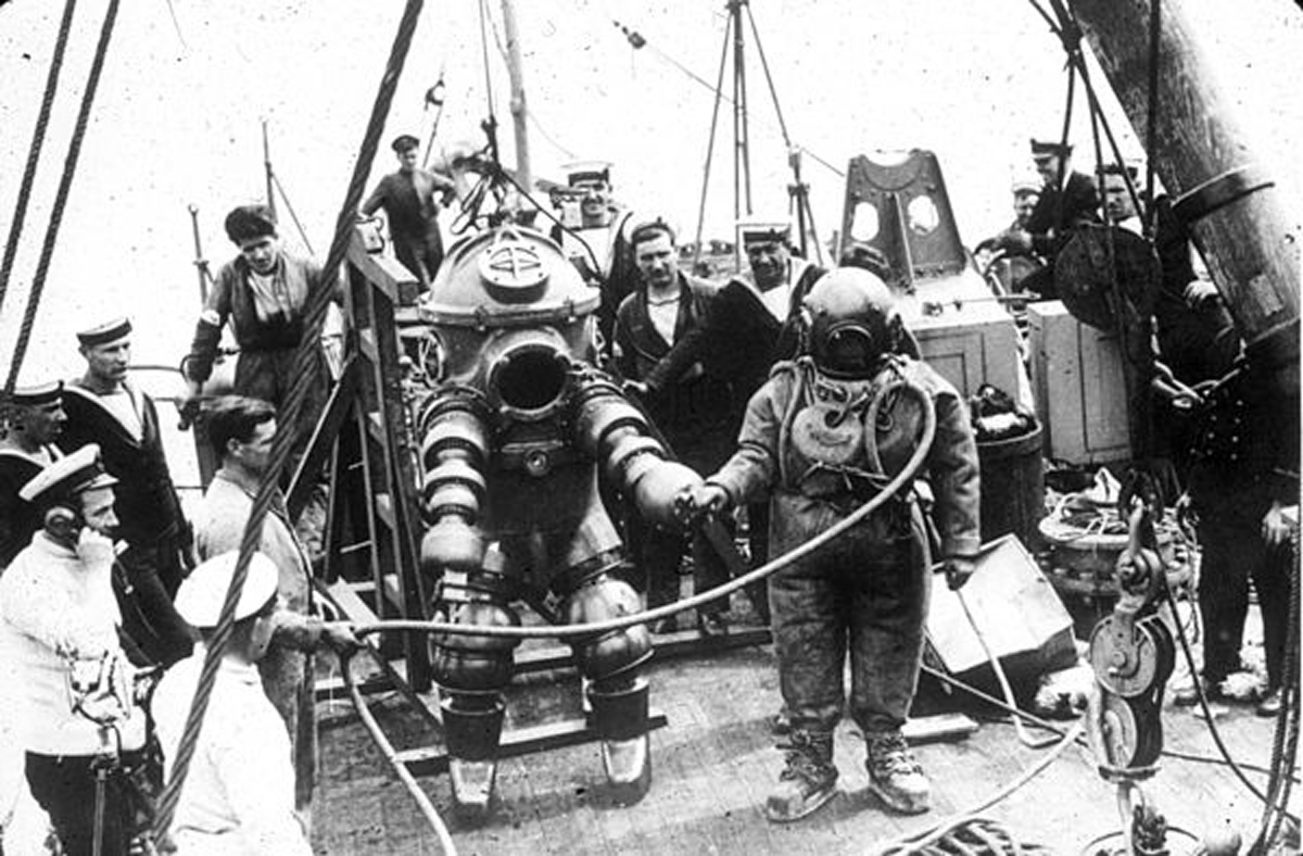 Happy Valentine’s Day from HDM! While it may look romantic, this photo is of two divers preparing to explore the wreck of the Lusitania, which was sunk by a German U-boat in May of 1915. The left diver wears the Tritonia atmospheric diving suit. #history #diving