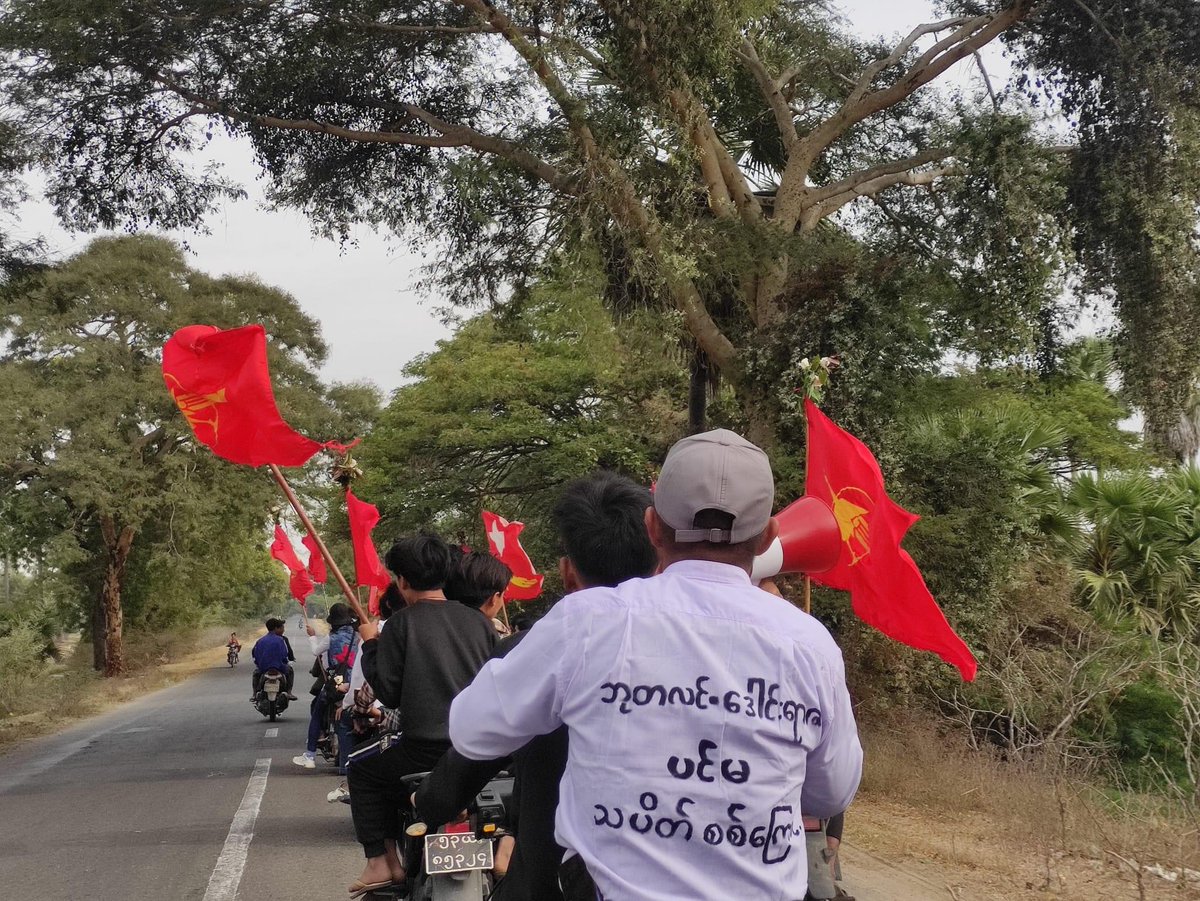 HighHigh234's tweet image. All Burma Federation of Student Unions and youths from #Budalin Twp, #Sagaing Region, marched on motorcycles and protested to oppose the #MilitaryDictatorship on Feb13.

#HelpMyanmarIDPs      
#2024Feb14Coup         #WhatsHappeningInMyanmar