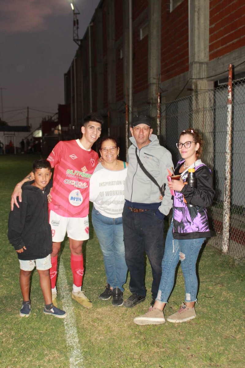 MinutoAMinutoLP's tweet photo. La familia siempre presente... Lionel Flores, goleador de SARMIENTO https://t.co/7CclF0d9A4