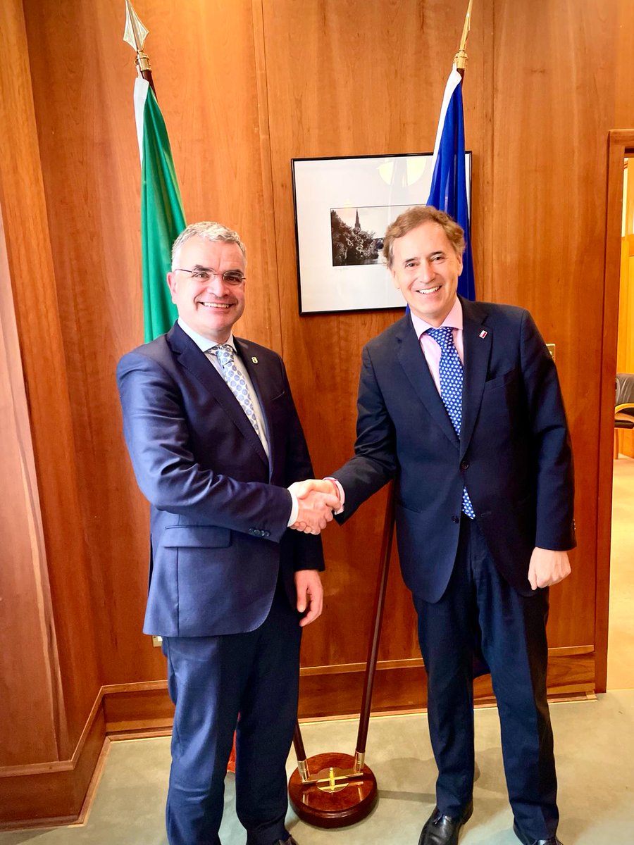 ChileinIreland's tweet photo. Ambassador of 🇨🇱 to 🇮🇪, Ricardo Hernandez, met today the Minister Dara Calleary TD. They discussed the agenda for the Minister's trip to Chile for Patrick's Day celebrations. Representing a new milestone to strengthen bilateral relationships for the benefit of the 🇨🇱&amp;🇮🇪 people. https://t.co/obQA0IVy07