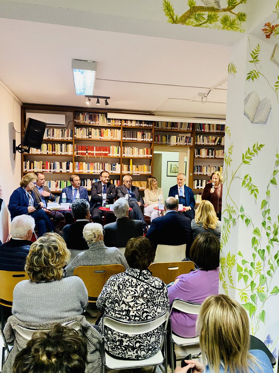 _FranciFelici's tweet photo. Presentazione del libro del Prof. Luigi Tivelli, presente Gianfranco Fini. #work https://t.co/Un0dWDUreS