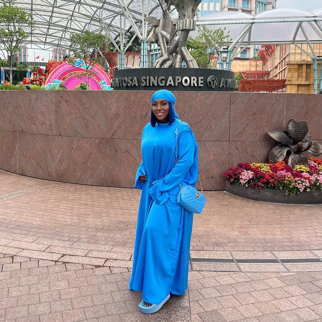 Besties, I don't know what it is but every one keeps staring at me in Singapore. Is it because I'm beautiful or it's because I'm the only black girl here? or maybe it's all this blue? What do you think it is?