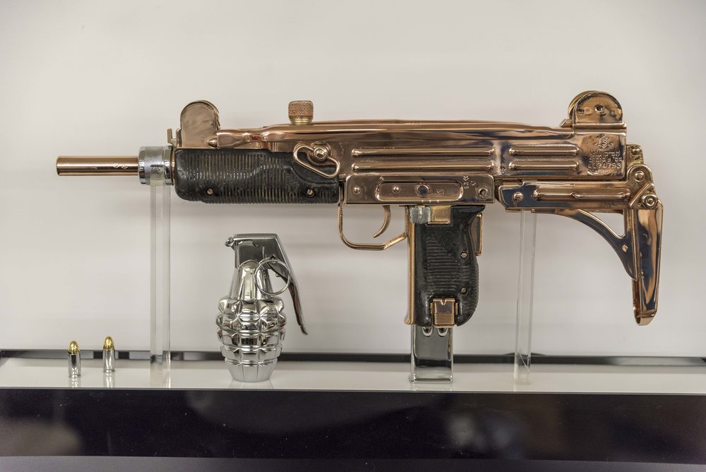 STILWATERBIUES's tweet photo. Sliding into @SlNNERANDSAINT's arms with a box. 

  "It's more than just a display piece. Didn't wanna he tacky and get you a pink gun. 24 Karot Rose Gold?! Looks just about aa good as you.." https://t.co/d1fqMI9msu