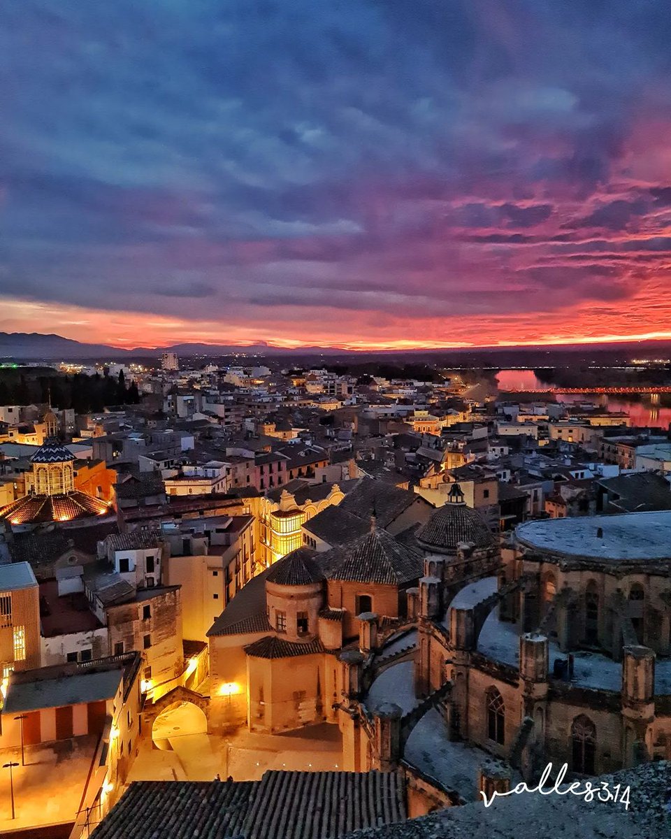 😍Postes de sol que et deixen sense paraules🌄
📷 <a href="/valles314/">Paco Vallespí ||*||</a>
#TortosaAunPas #terresdelebre #catalunyaexperience #ciutatsambcaracter #GrandTourCatalunya #travel #spain