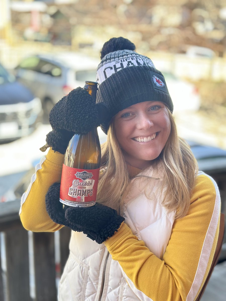 jabax3's tweet photo. Our 3rd parade with @Boulevard_Beer as our host. #chiefs  #cheerstothechamps https://t.co/CXIN5Tl0kR