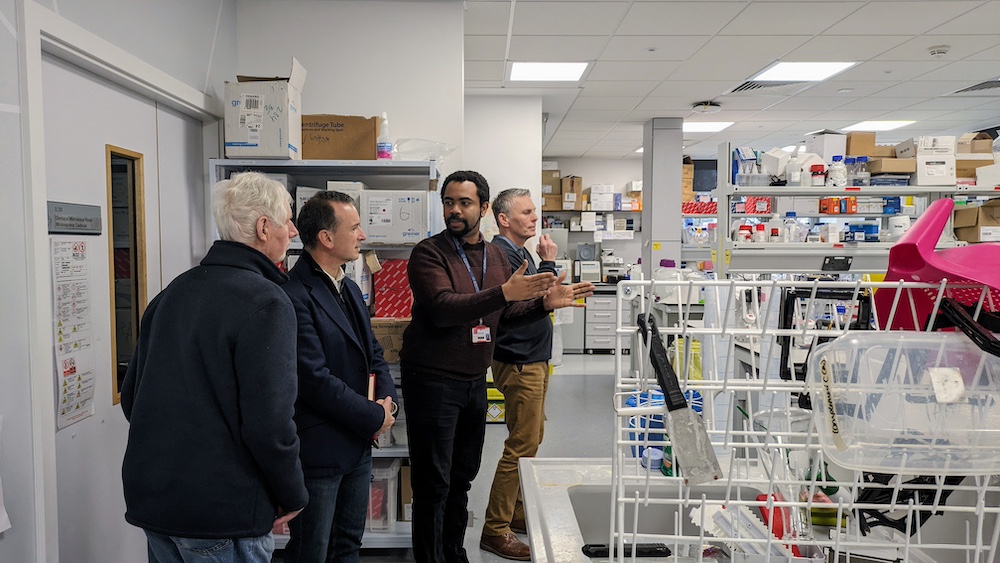 Last week we were delighted to welcome MP for Vale of Glamorgan @AlunCairns to the UK DRI at Cardiff🙌 The UK DRI team showcased their science, from studying Alzheimer's risk genes to uncovering miscommunication between brain cells in Parkinson’s👉buff.ly/3SERx5R