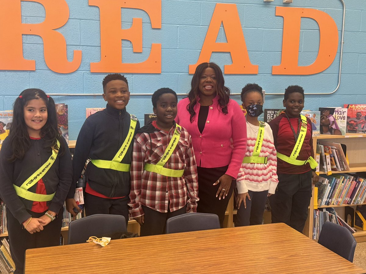 MrsWashington_'s tweet photo. We got a sweet Valentine surprise from @SABraveboy @PGSAONEWS this morning at @MontpelierES. Thank you for your words of wisdom and encouragement to our students and the sweet treats! We hope to see you again soon! https://t.co/r8swdpxaZF