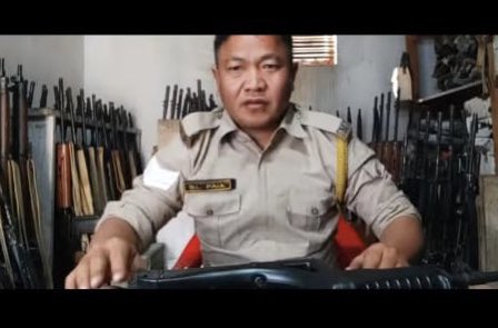 MangangCha2727's tweet photo. HC Paul Gante and Ngamlenlal Lhungdim, Manipur state police helping #KukiTerrorist while attacking #Meitei Volunteers at Churachandpur #Manipur. Sharing some pictures just in case if GOI could take the necessary actions. @NBirenSingh @PMOIndia @AmitShah @ramindesai #India #Meitei https://t.co/ZMqdHvJFj0