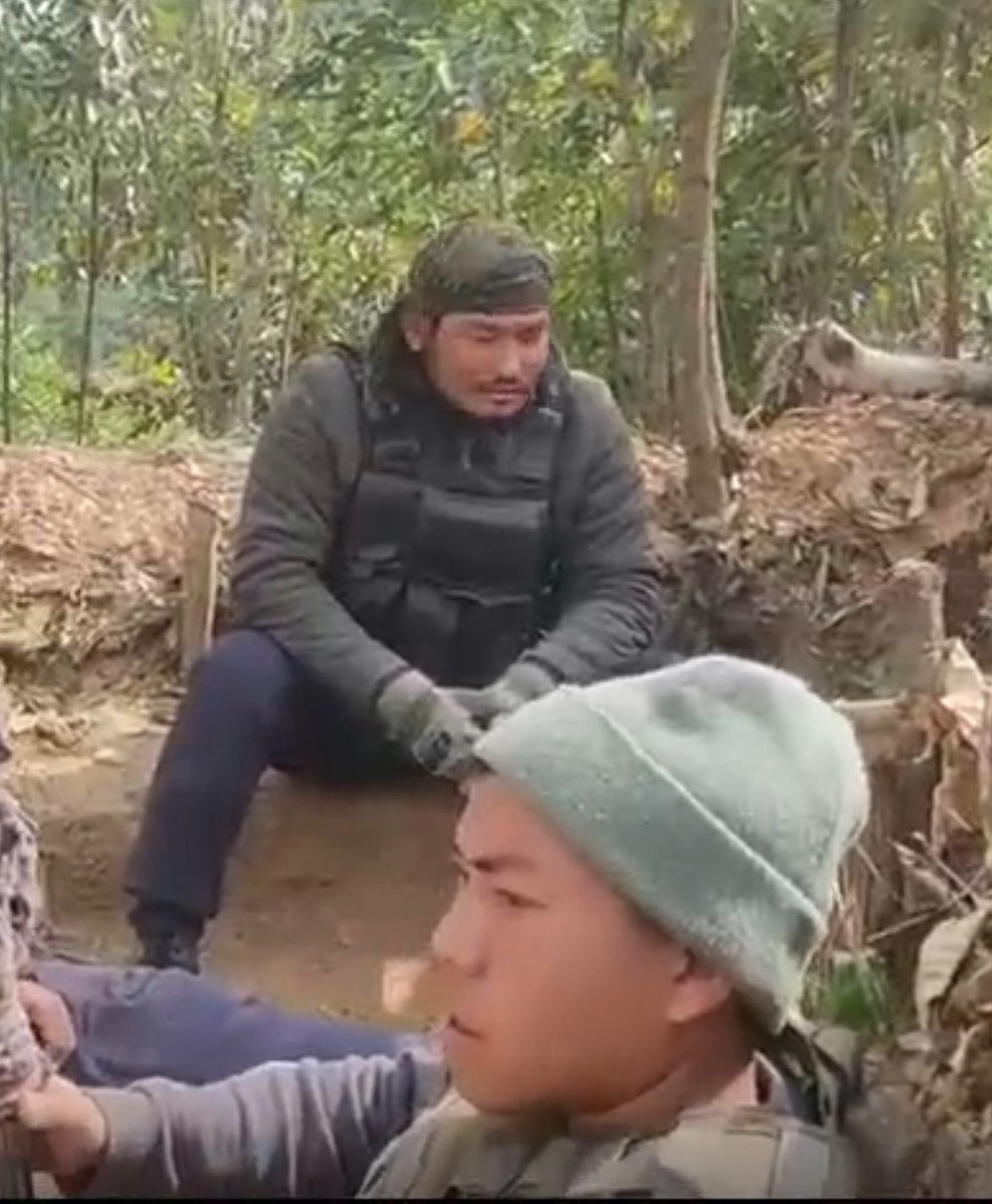 MangangCha2727's tweet photo. HC Paul Gante and Ngamlenlal Lhungdim, Manipur state police helping #KukiTerrorist while attacking #Meitei Volunteers at Churachandpur #Manipur. Sharing some pictures just in case if GOI could take the necessary actions. @NBirenSingh @PMOIndia @AmitShah @ramindesai #India #Meitei https://t.co/ZMqdHvJFj0