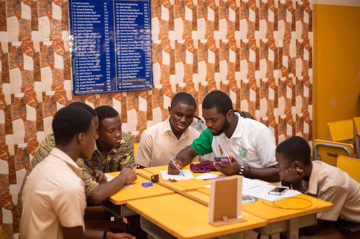 Mr_Kobby4's tweet photo. It was a great experience to be part of the team to introduce Photonics to our High School students at OWASS. For the love of Physics. A big Thank You to all the team @SOP_KNUST @PhotonicsGhana @spiestudentchapter https://t.co/UGp0SjlkO1