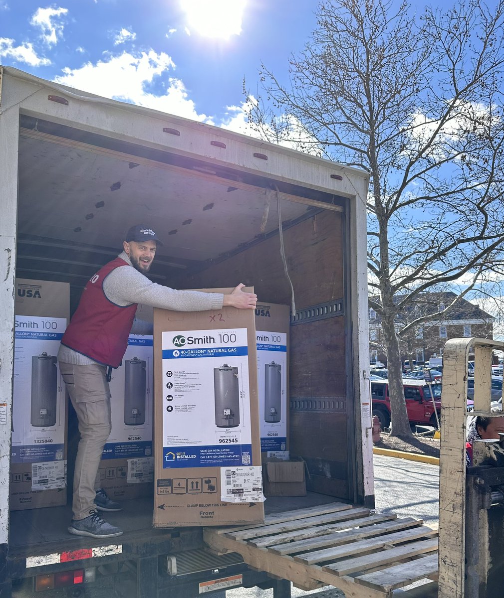 Andriy loading up a few (30) hot water tanks for a Pro customer here at our Gaithersburg Lowe’s! @BluBoxR1 @BenitoKomadina @zsanitta @DustinCornell5