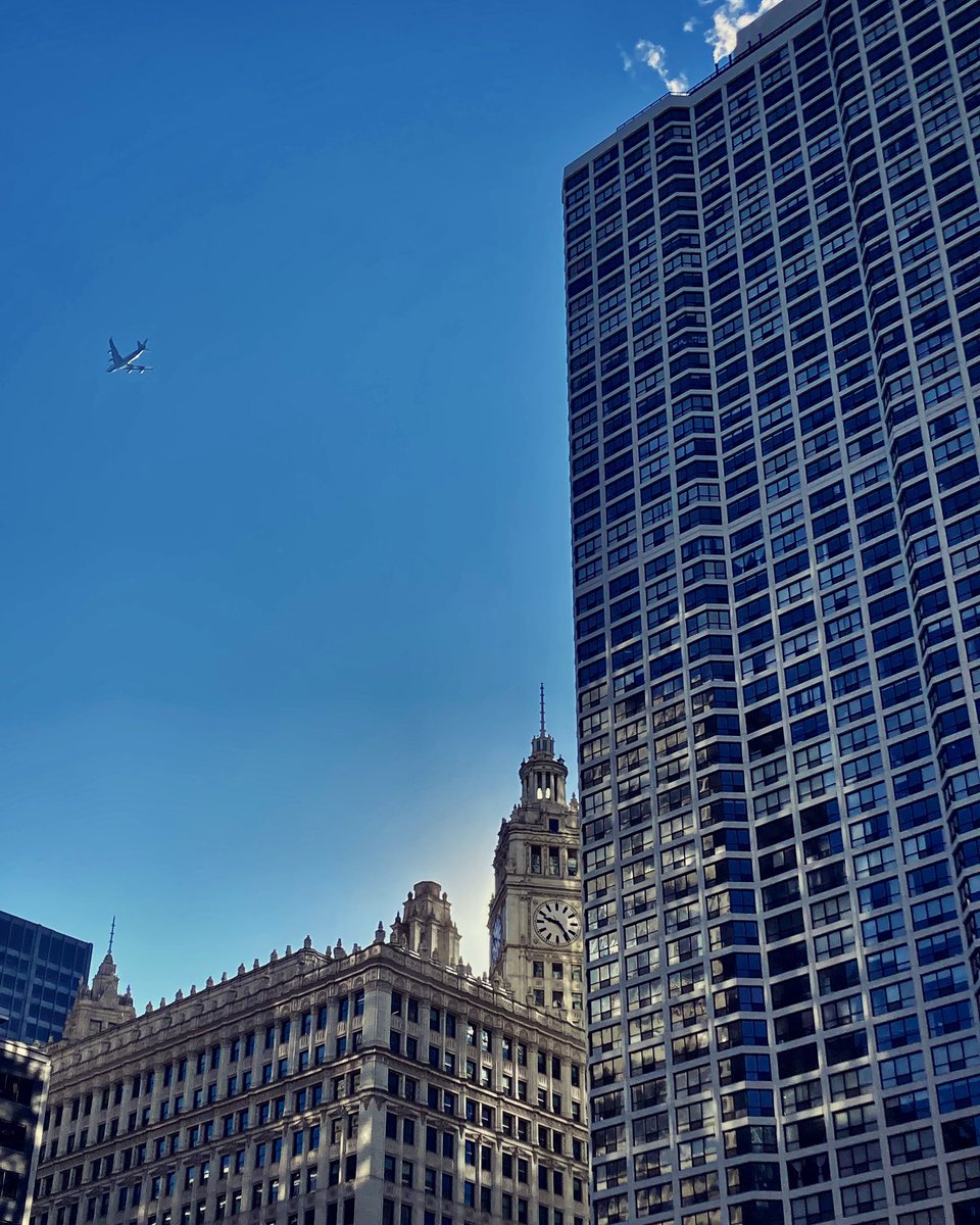 On my way to @lyricopera ❤️

#likechicago #onlinechicago #chicagohome #chicagoarchitecture #chicagolife #chicagolove #chicagodowntown #chicagostreets #lakeshore #chicagocity #chicagoland #chiarchitecture #visitchitown #illinois #enjoyillinois #windycity #chicagoartist #chicago