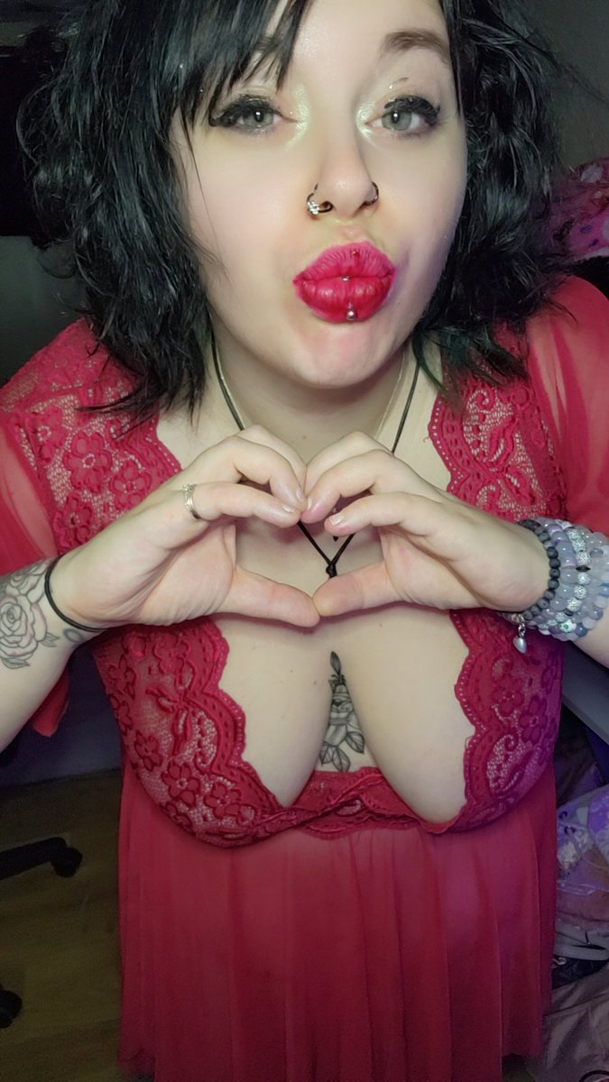 KarlieMoon36's tweet photo. Happy Valentine's day darlings ❤️❤️❤️ https://t.co/qoULfvdcYJ