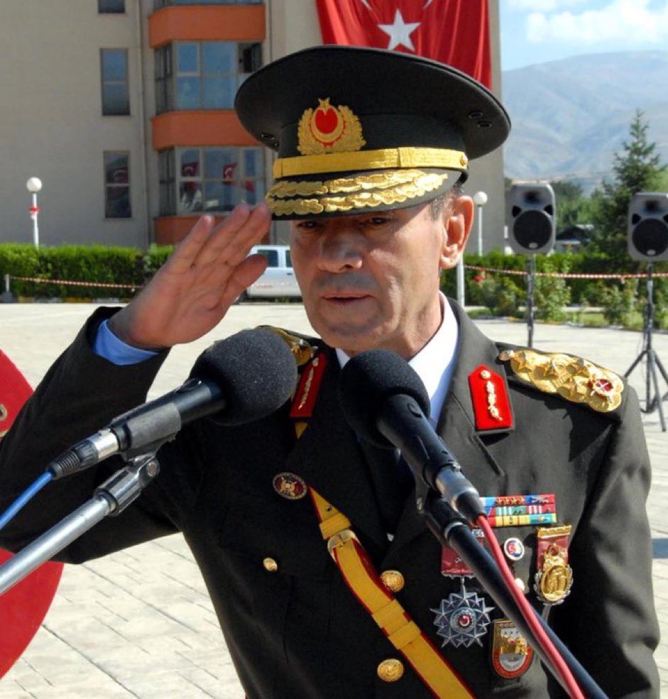 ConflictTR's tweet photo. 🇹🇷 FETÖ’ye karşı koyarak duruşma günü mahkemeye gitmeyen ve adliye üzerinden F-16 uçurarak akıllara kazınan Emekli Orgeneral Saldıray Berk hayatını kaybetti.

Kahraman Orgeneralimizi rahmetle anıyor, ailesine, sevenlerine, TSK mensuplarına ve milletimize başsağlığı diliyoruz. https://t.co/aG6F4pDPjZ