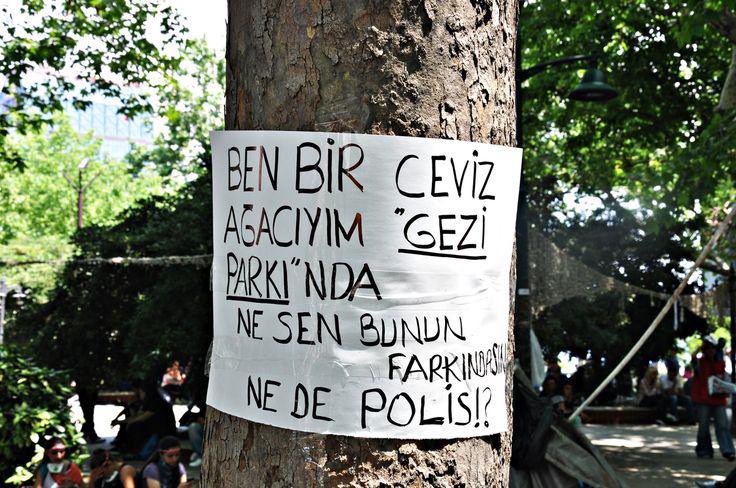 Hazal Çiyit yazdı:

“Demokrasi denilen rejim gerçekten var mı? Ya da demokrasinin sağlamış olduğu eşitlik vatandaşları güçsüz hale getirebilir mi? Eşitliğin herkesi eşit derecede meşru yapması gücün merkezileşmesi ve devamında dozu artan bir otorite , kontrol getirebilir mi?”