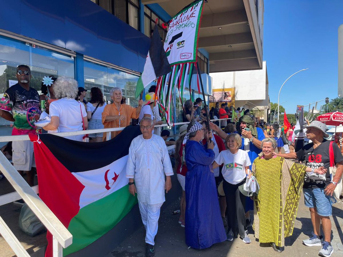 Rasd_Pt's tweet image. O bloco de carnaval &quot;Saara Livre&quot; foi um sucesso! O desfile foi lindo, com muita música. Muitas pessoas pediam para tirar fotos com a bandeira e as roupas saarauis.

#SaharaLibre #SaharaOcidental #FreeSahara #WesternSahara #RASD #Carnaval #Carnaval2024