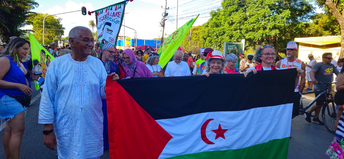 Rasd_Pt's tweet image. O bloco de carnaval &quot;Saara Livre&quot; foi um sucesso! O desfile foi lindo, com muita música. Muitas pessoas pediam para tirar fotos com a bandeira e as roupas saarauis.

#SaharaLibre #SaharaOcidental #FreeSahara #WesternSahara #RASD #Carnaval #Carnaval2024
