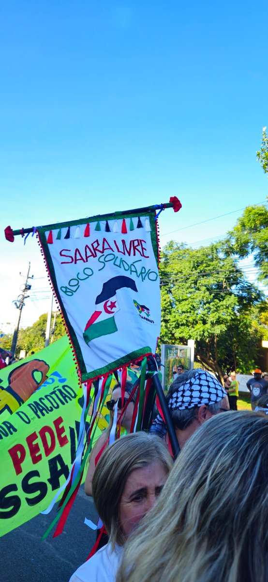 Rasd_Pt's tweet image. O bloco de carnaval &quot;Saara Livre&quot; foi um sucesso! O desfile foi lindo, com muita música. Muitas pessoas pediam para tirar fotos com a bandeira e as roupas saarauis.

#SaharaLibre #SaharaOcidental #FreeSahara #WesternSahara #RASD #Carnaval #Carnaval2024