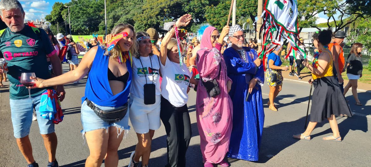 Rasd_Pt's tweet image. O bloco de carnaval &quot;Saara Livre&quot; foi um sucesso! O desfile foi lindo, com muita música. Muitas pessoas pediam para tirar fotos com a bandeira e as roupas saarauis.

#SaharaLibre #SaharaOcidental #FreeSahara #WesternSahara #RASD #Carnaval #Carnaval2024