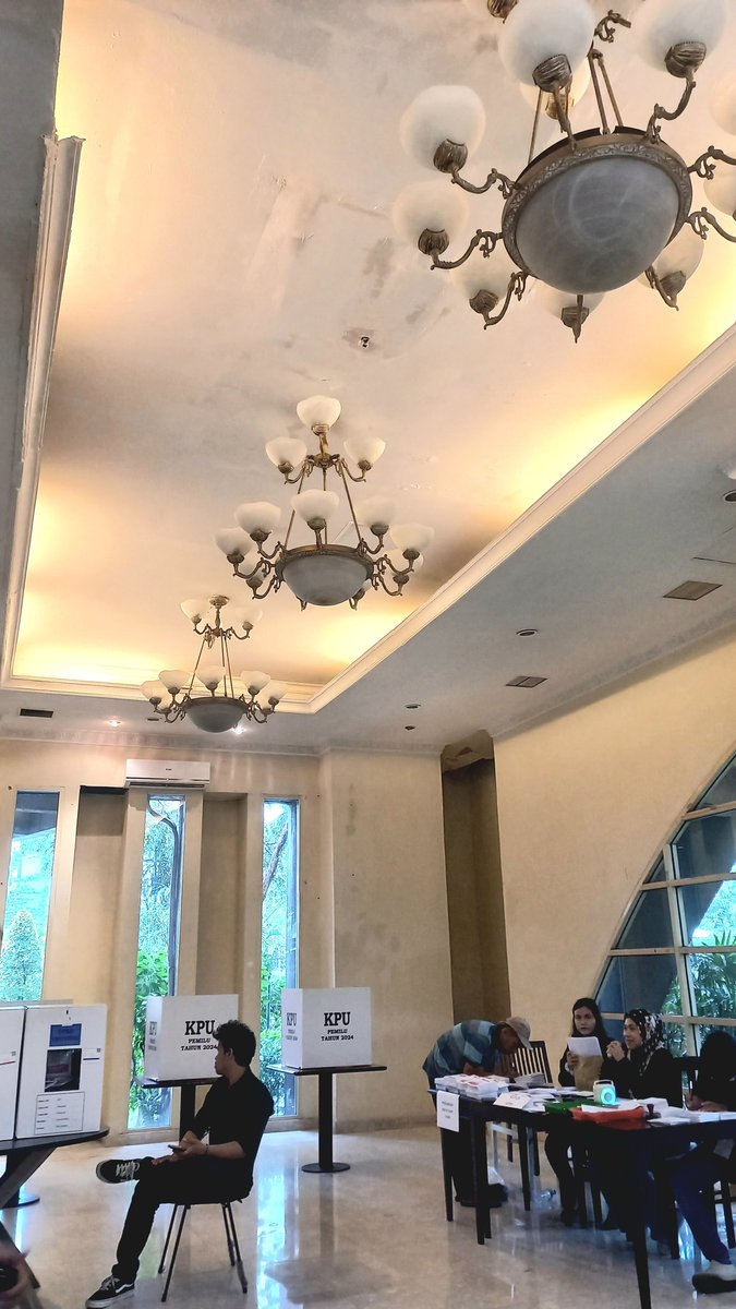 cinderilyyy's tweet photo. guys TPS gue estetik gini euy, adem euy..
emak gue yg krudungan tuh ih geuliisss 😘💅🏻 https://t.co/Jfd11SW7Qv
