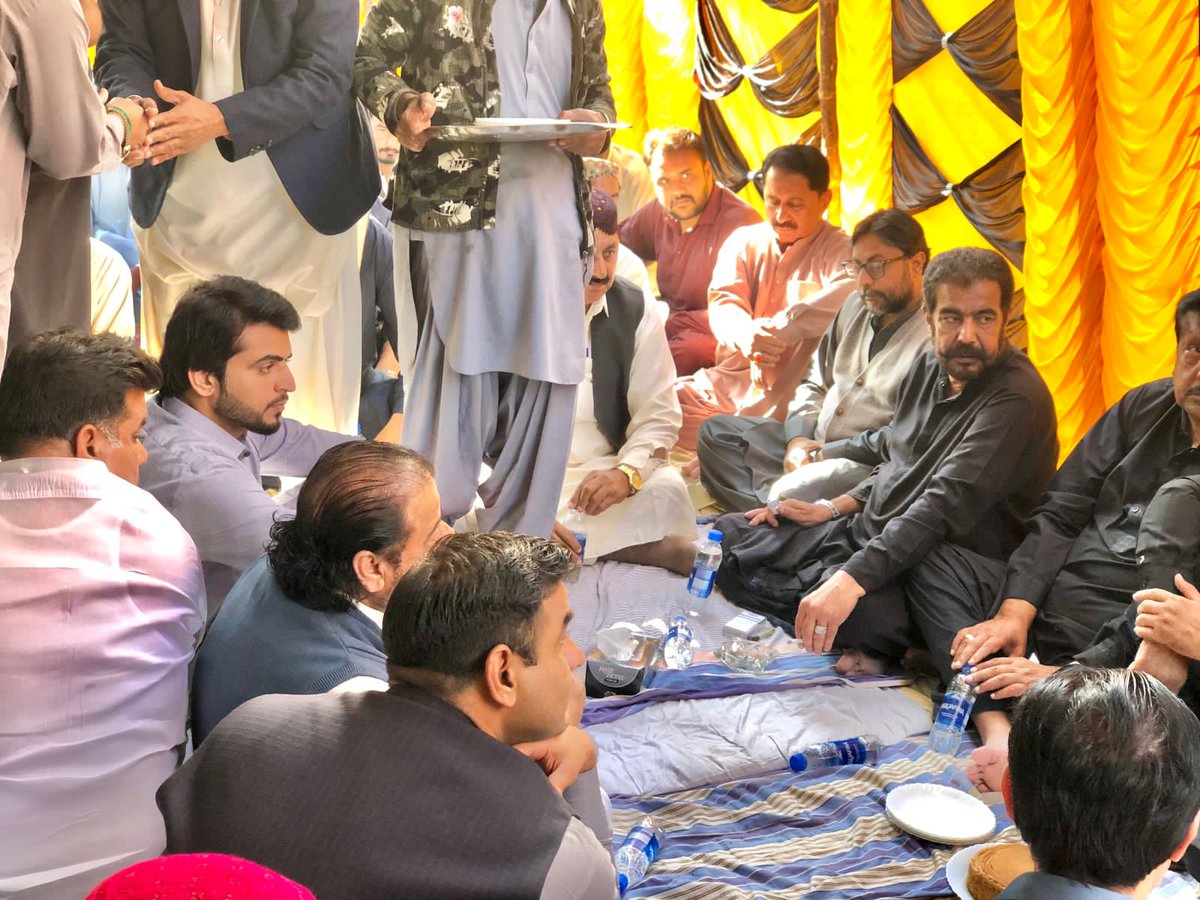 مرحوم انجنیئر عبدالعزیز جونیجو ایم پی ای کے این شاہ کے وفات پر ان کی لواحقین سے خانپور جونیجو میں تعزیعت کی۔
اللہ مرحوم کو جنت میں اعلیٰ مقام عطا فرمائے اور لواحقین کو صبر عطا فرمائے۔