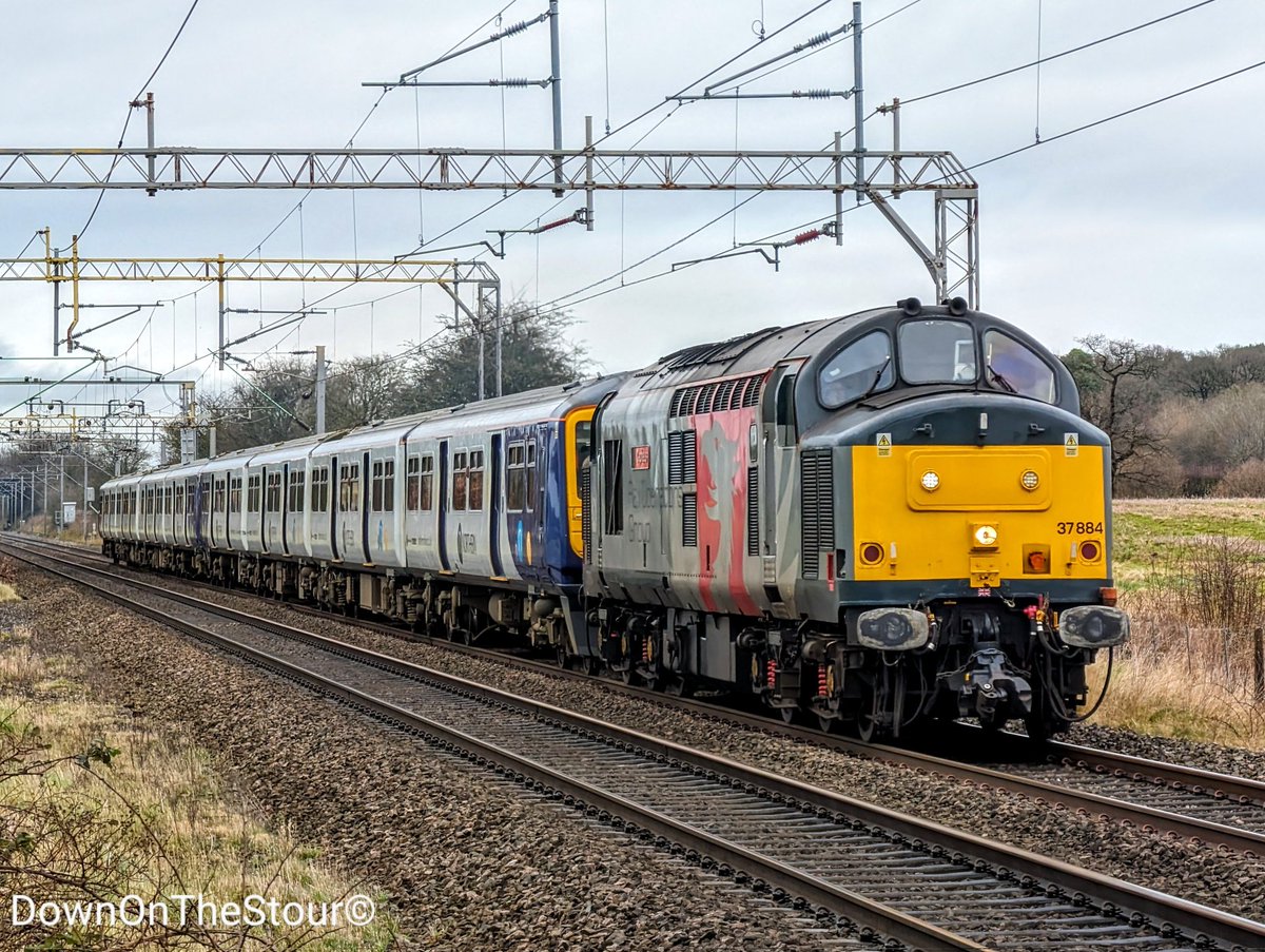 DownOnTheStour's tweet photo. This is the end ๐
37884 hauls 319386 & 379 the Last Northern 319s to Newport. They're finally gone what a Valentine's day ๐
#DOTS #railwayphotography #trainphotography #class319 #class37 #theend #scrap https://t.co/jdl0oTIc23