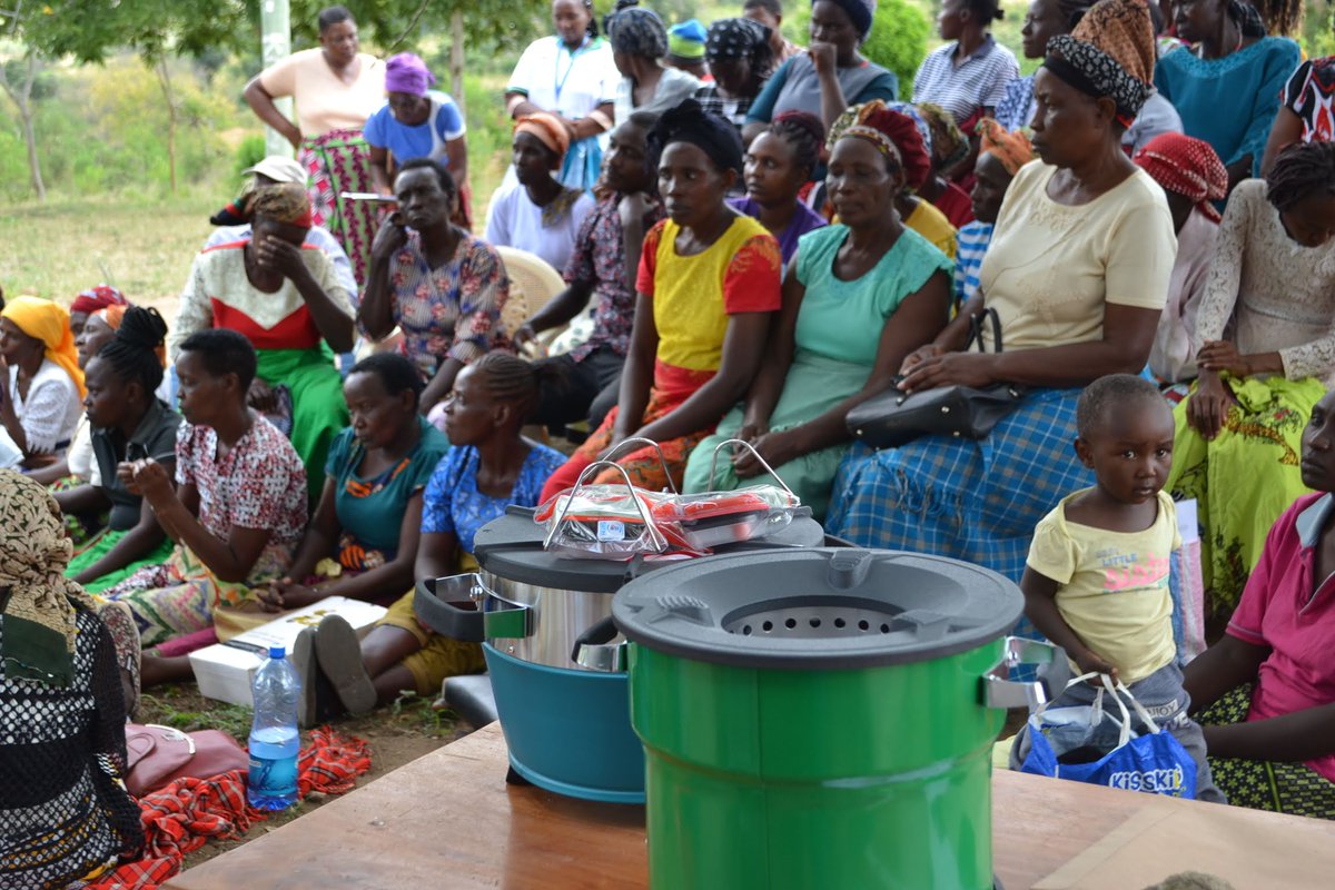Women play a key role in the adoption of #Clean energy at household and community levels. Project #Energizing women catalyzes this transition by providing clean lighting and cooking solutions. @kiolijohn @IsaacKalua @Mary_mutemi1 @omenyi_brian @greenafricaorg @Plantyourage_14