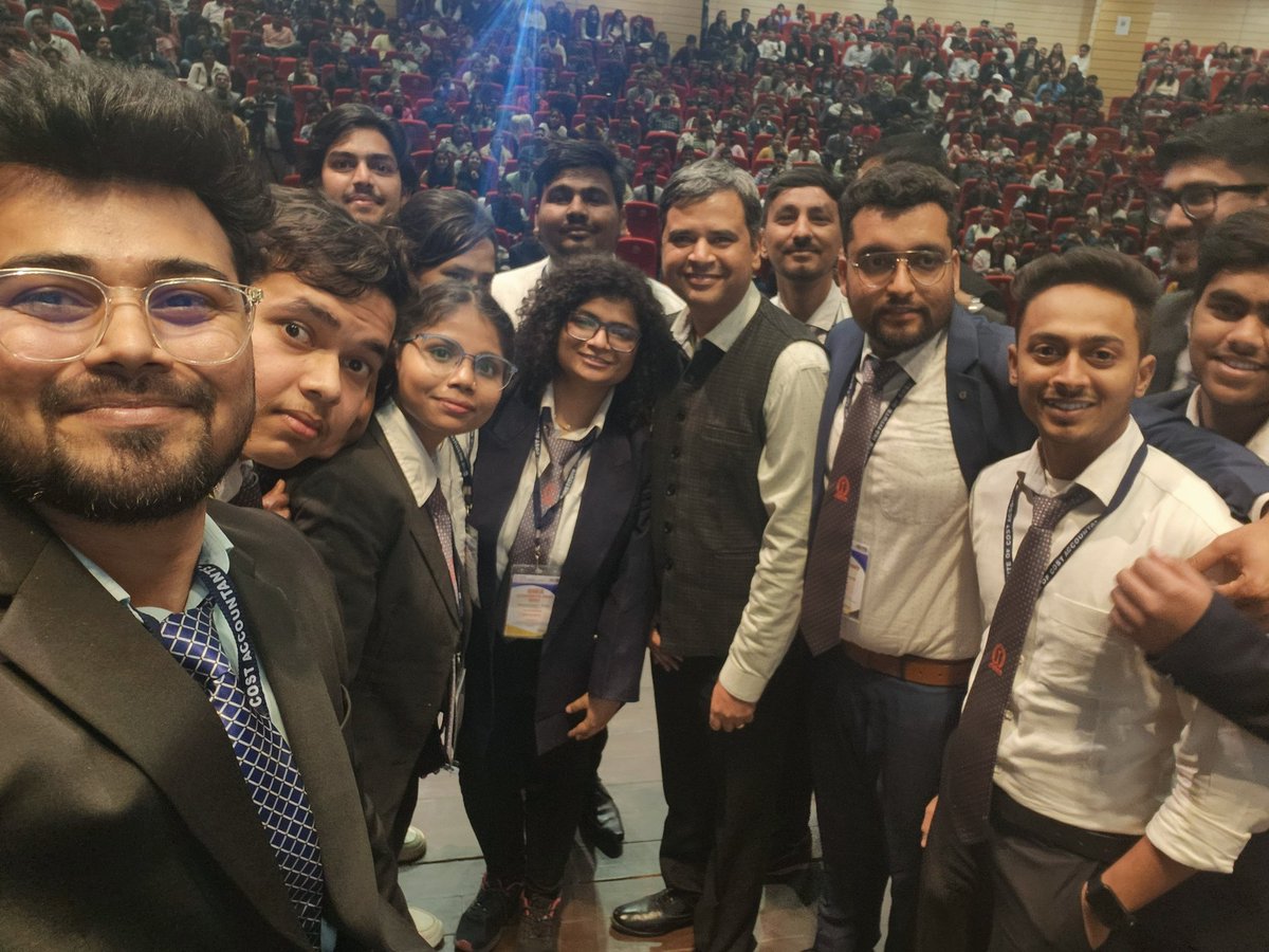 iamsachinpande1's tweet photo. #CMAFEST2024 #mostawaitedcmafest2024
#cmastudent
Met for the first time we loved @harshad_de Sir,positive &amp; encourage Personality,
Sir se Milkar😃
@ICMAICMA @Afsal_Alungal @iamsanketpandit @Vikas23121994 @iamkarangarg @CMAPappan @AshishThatte @cma_jagdeep @cma_family 
@Nirc_Cma https://t.co/J8wyJhfp84