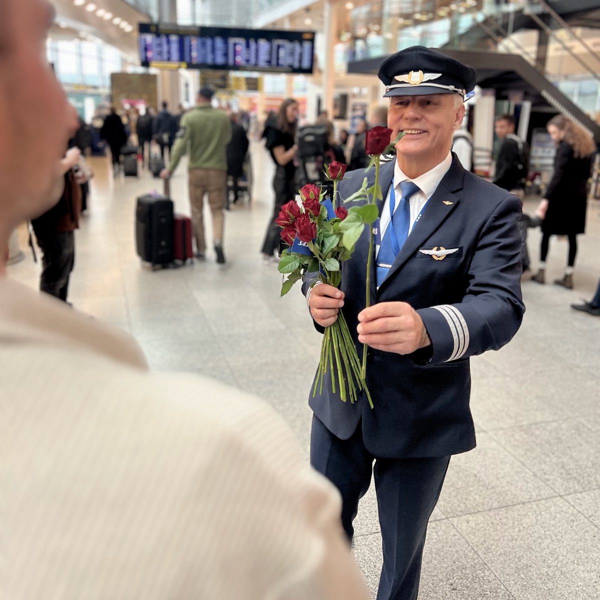 Nothing says 'I Love You' like picking someone up at the airport. This Valentine's Day, we're in Copenhagen, handing out roses to everyone waiting for their loved ones to come home. Happy Valentine's from all of us at SAS. 💙 #flysas #valentines