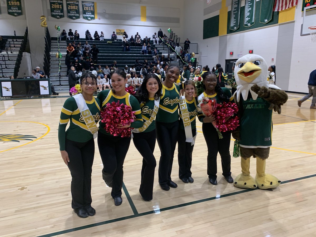 SVHSathletics's tweet photo. Amazing night in the Valley last night. Was honored to recognize our class of 2024 Senior Poms, Cheer, Pep Band, and Boys and Girls Basketball student athletes. Good luck to all in your future endeavors. #svproud💛💚 #Seniors #classof2024 https://t.co/xfdGDhTAJR