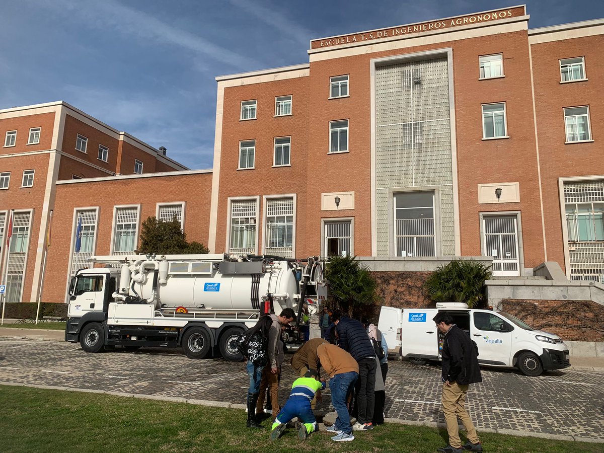 Agradecimiento del #masterCIA a David Ortega y personal de @Aqualia por desplazar a la <a href="/etsiaab/">ETSIAAB / #AlimentaElFuturo</a> los vehículos de  última generación, utilizados para vigilancia y mantenimiento de las redes de saneamiento