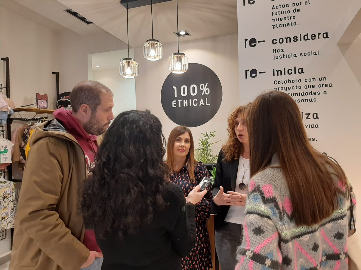 CaritasBurgos's tweet photo. Esta mañana, la presidenta de Cáritas arciprestal de Miranda, Ana Avellaneda, la gerente de las empresas de inserción, Raquel Saiz, y la responsable de la nueva sede de Moda-RE, Lorena Salazar, han inaugurado el local que ocupará a partir de ahora.

https://t.co/ksiJUMlB0v https://t.co/sImplNVsJM
