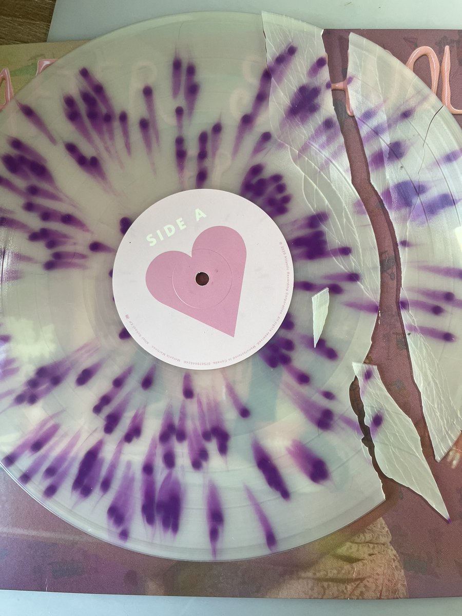 TrueBeautyCat's tweet photo. Omg guys how do u like my new vinyl? Its a special puzzle edition for valentinesπ₯°π₯°ππ₯°ππ #melaniemartinez #afterschoolep #afterschoolvinyl #crybaby #vinyl https://t.co/LhvYg5IJVU