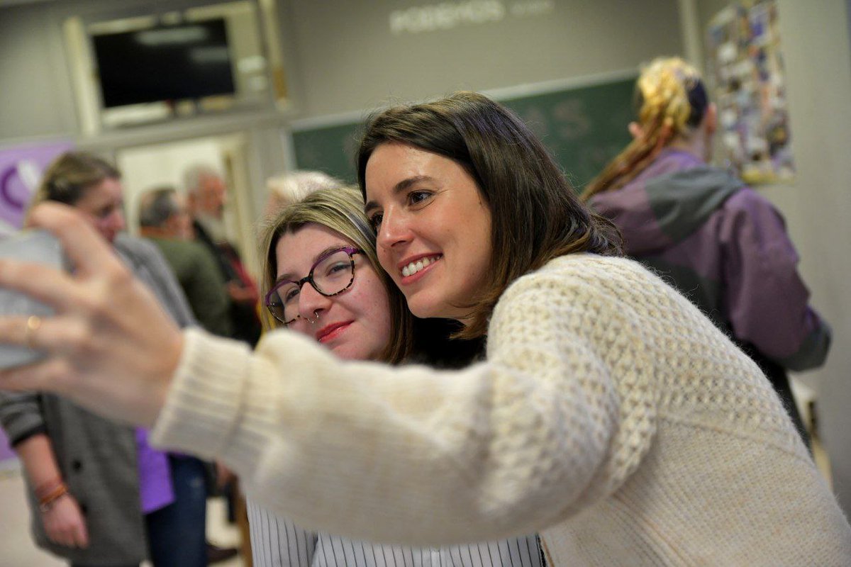 Podemos_Galicia's tweet photo. Hoxe tivemos encontro militante en Vigo coas nosas candidatas @isabelfaraldo @Carmen_Berzosa_ e @IreneMontero onde charlamos e compartimos vivencias e inquedanzas. https://t.co/8FYL5DMyaz