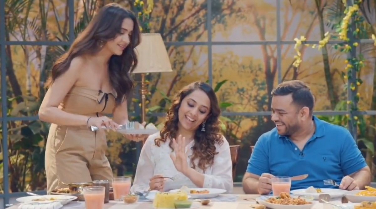 ekzindagii's tweet image. Such a sweet gesture 🥺❤️🤌🏻
She asked them "serve kru kya?"  

#FamilyTable #TejasswiPrakash @itsmetejasswi