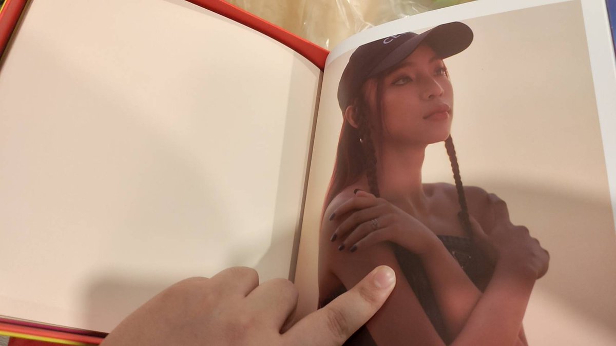 เปิด photo book ของอัลบั้ม now or never แล้วสงสัยว่ามีใครเจอหน้าว่าง  ๆ หลาย ๆ หน้าแบบเรามั้ย #4eveNowOrNever