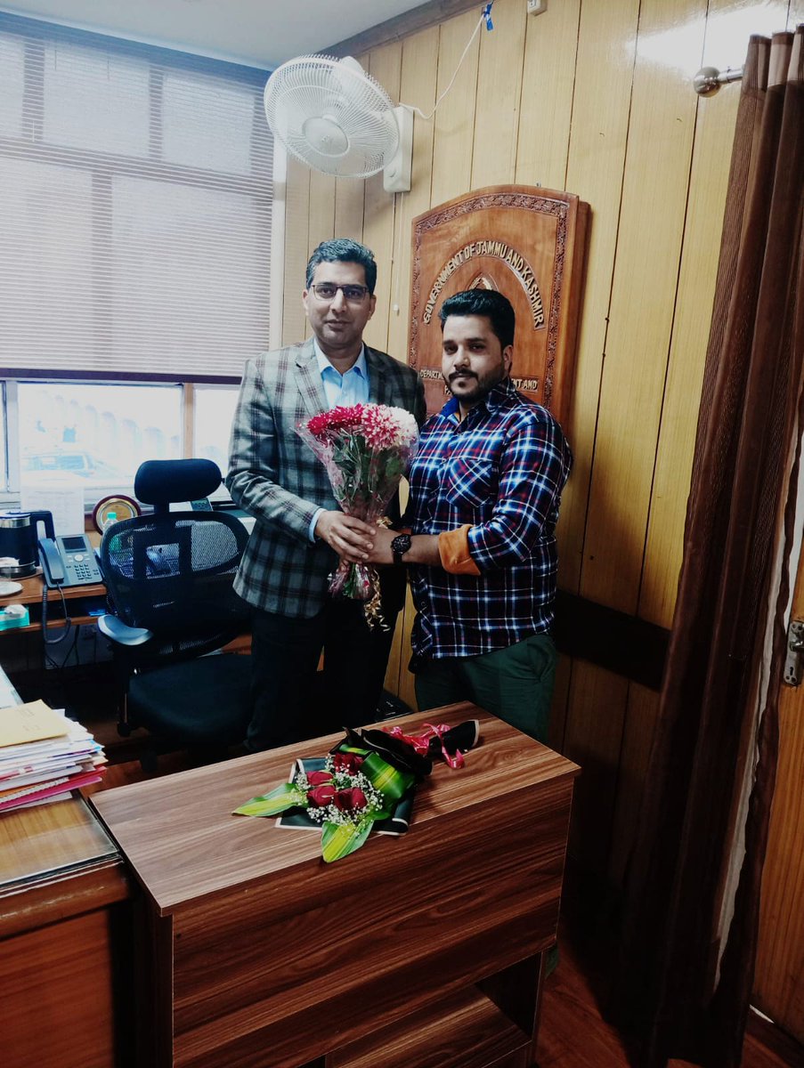 Congratulatery meeting with Jenab @listenshahid sab at civil secretariat
Very impressive and inspiring officer with his dedication and superiority everywhere famous 
@NawaabNazir 
@Ahmmed_Mumtaz 
@AmnaChoudhary12 
@Choudharyabaziz 
@mschoudhary50 
@ChoudharyTalib6