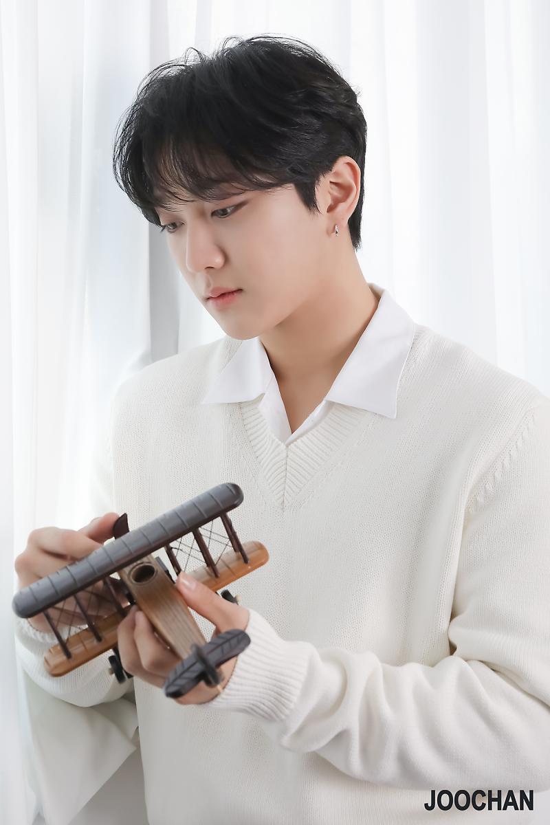 Joochanpics's tweet photo. 어떤가요 Photo behind 
#홍주찬 #주찬 #JooChan https://t.co/2haJGKpwdR