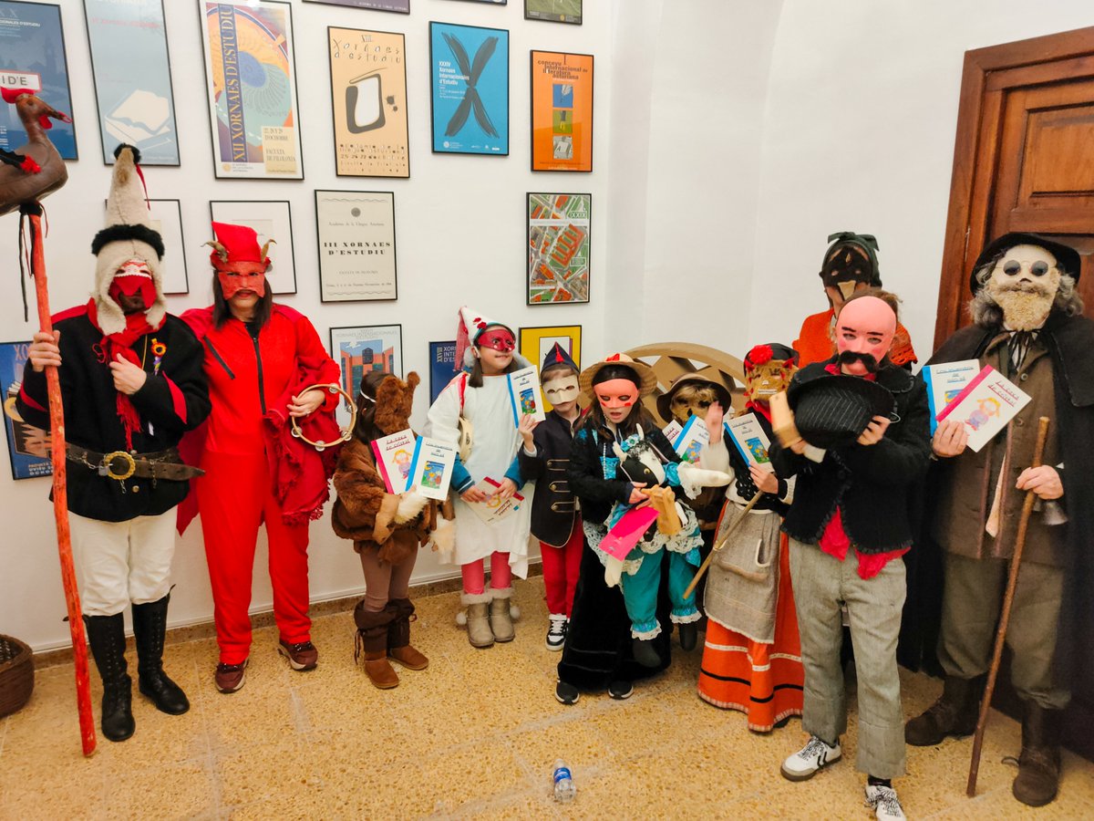 ALLA_ast's tweet photo. El llunes pasáu, dientro de l'actividá de "Los mazcaritinos d'Uviéu", los neños, neñes y personaxes d'esta celebración asturiana visitaron l'ALLA a la gueta l'aguilandu.

Dexámosvos unes semeyes de la visita y de los traxes tan prestosos que pudimos esfrutar. https://t.co/Kw9OeDxvTI