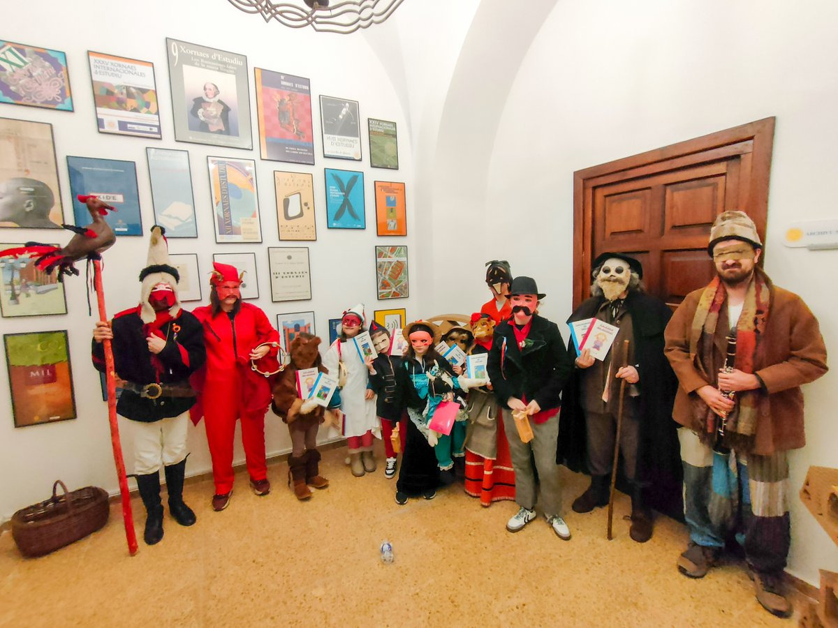 ALLA_ast's tweet photo. El llunes pasáu, dientro de l'actividá de "Los mazcaritinos d'Uviéu", los neños, neñes y personaxes d'esta celebración asturiana visitaron l'ALLA a la gueta l'aguilandu.

Dexámosvos unes semeyes de la visita y de los traxes tan prestosos que pudimos esfrutar. https://t.co/Kw9OeDxvTI