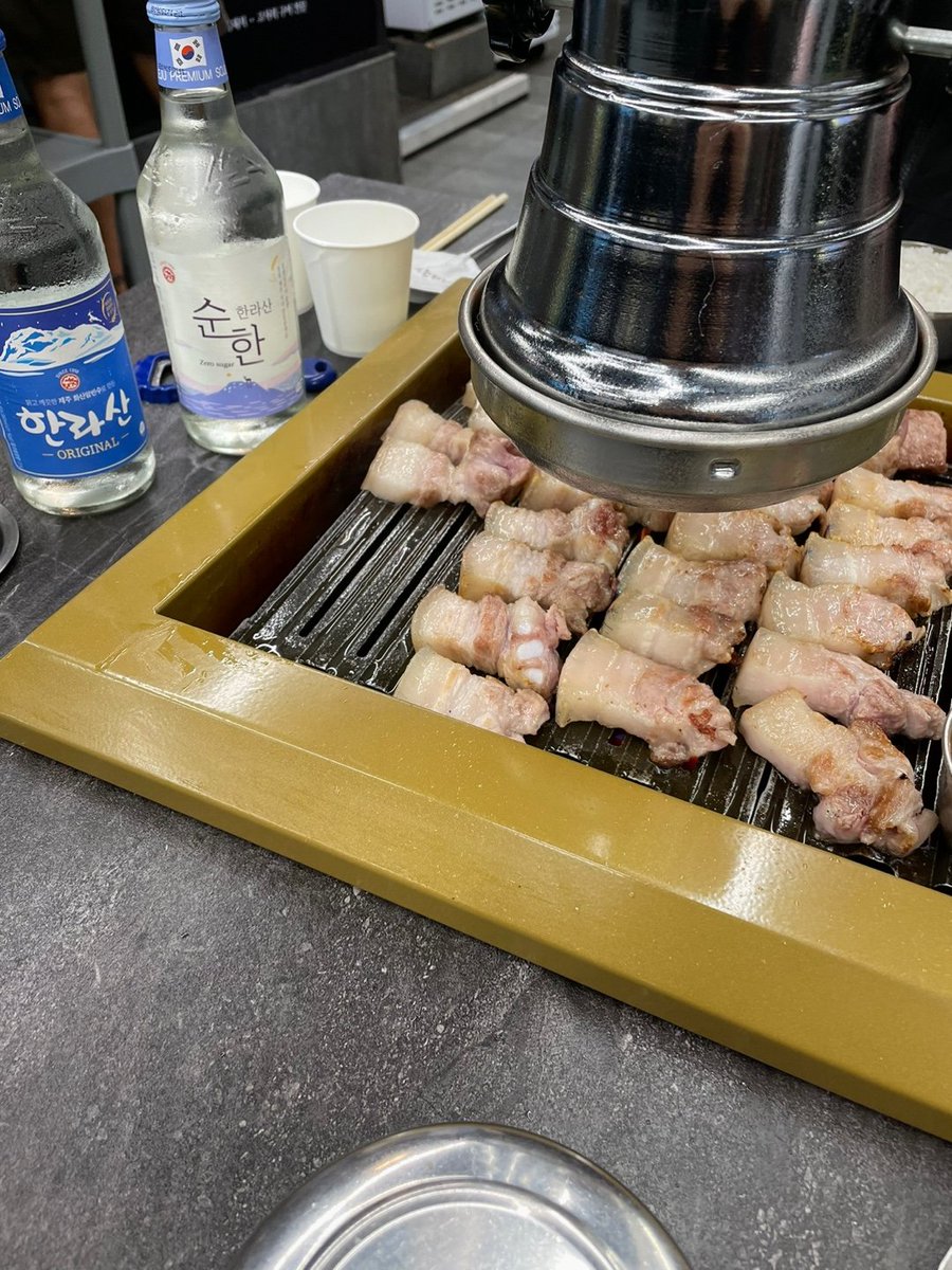 명절 전 까지 진짜 빡씨게 일해서
받아놓은 이번주 휴가....
친구 놈이랑 둘이 바람쐬러 제주도를 왔는데... 흑돼지 굽고 있는 중에 ..
오늘이 발렌타이데이 인걸 암...
주변에 커플인데 우리만 남자 둘..
나 : 넌 머 했냐? 난 갔다 라도 왔지..
친구: 난 독립군이야.....

술이나 쳐 묵어 ㅋㅋ