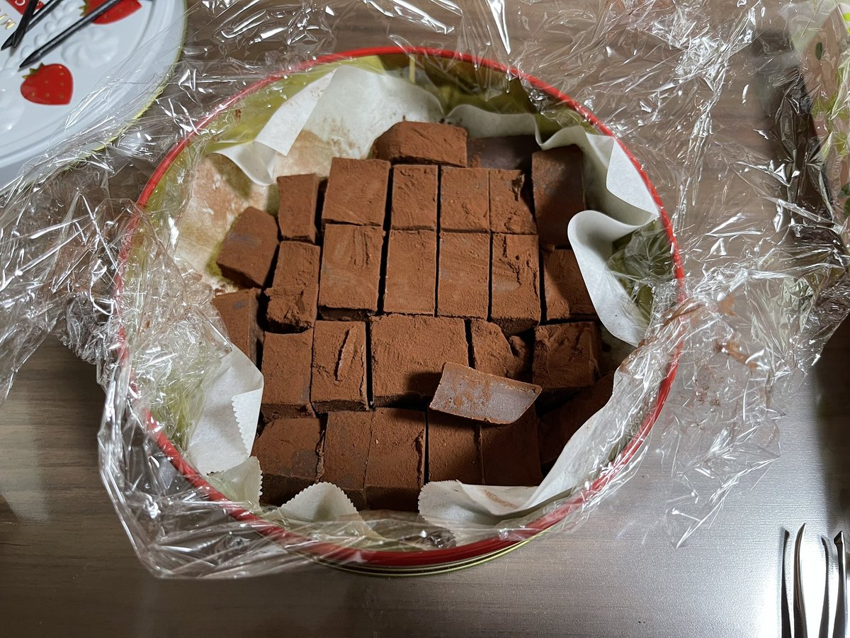 jun_refinezero's tweet photo. 今年のバレンタインは初めて娘が妻と一緒に手作りしたチョコをくれました。
パパ感激😍
昨日「パパ見ないでね」と目の前でチョコ作りをされたので今日の夜まで知らないふりをしたパパでした。 https://t.co/yeXkNGRVgW