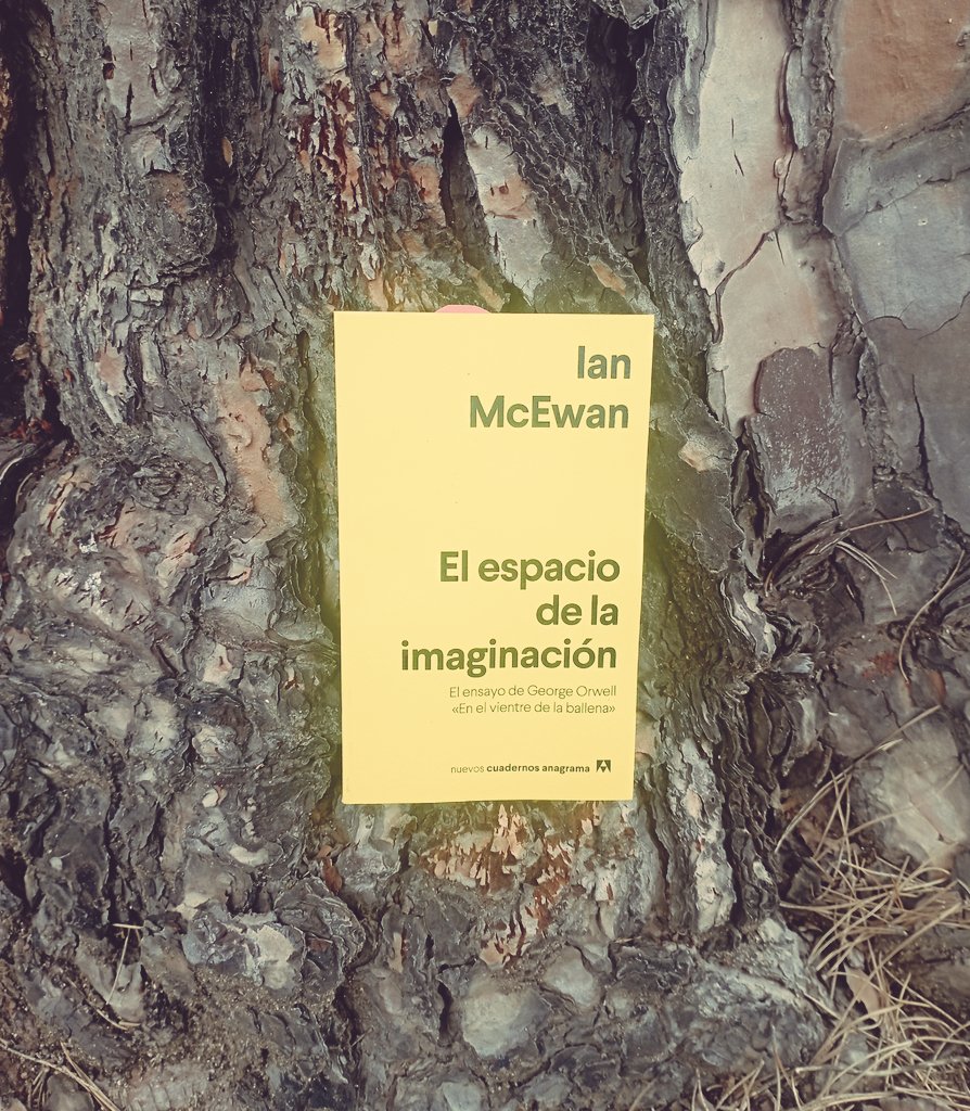 «A menos que la espontaneidad aparezca en un momento u otro, la creación literaria es imposible. En la actualidad solo sabemos que la imaginación, como ciertos animales salvajes, no se reproducirá en cautiverio» —McEwan citando a Orwell. Ensayo muy recomendable.