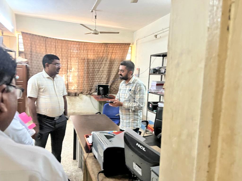 CollectorDahod's tweet photo. આજરોજ મામલતદાર કચેરી ફતેપુરા મુલાકાત લેવામાં આવી સાથે બુથ લેવલ ઓફિસર સાથે મીટીંગ આયોજન કરવામાં આવ્યું. @CMOGuj https://t.co/eYuguVVimH