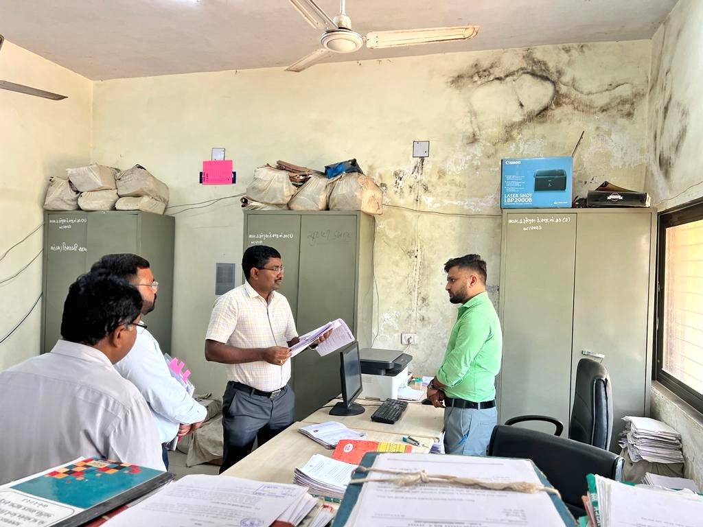 CollectorDahod's tweet photo. આજરોજ મામલતદાર કચેરી ફતેપુરા મુલાકાત લેવામાં આવી સાથે બુથ લેવલ ઓફિસર સાથે મીટીંગ આયોજન કરવામાં આવ્યું. @CMOGuj https://t.co/eYuguVVimH