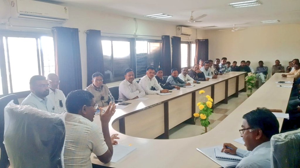 CollectorDahod's tweet photo. આજરોજ મામલતદાર કચેરી ફતેપુરા મુલાકાત લેવામાં આવી સાથે બુથ લેવલ ઓફિસર સાથે મીટીંગ આયોજન કરવામાં આવ્યું. @CMOGuj https://t.co/eYuguVVimH