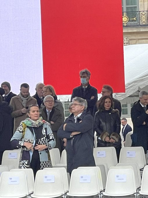 Malgré le souhait de la famille de ne pas voir d'élus #LFI à l'#HommageNational en mémoire de Robert Badinter. Personne n'a prévenu la députée @CarolineFiat54 qu'une tenue SOBRE s'imposait s'agissant d'une cérémonie funéraire.
A l'indignité de sa présence s'ajoute le mauvais goût