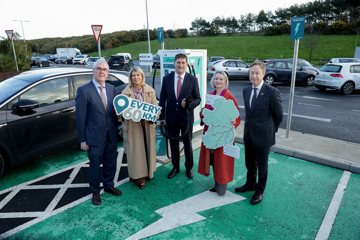 Minister @EamonRyan launches new €21m grant scheme to boost EV charging infrastructure across the country ⚡ The scheme aims to develop the charging network so that there will be high-powered chargers every 60km along major roads by 2025 📍 For more: 🔗 bit.ly/4bC5VUY